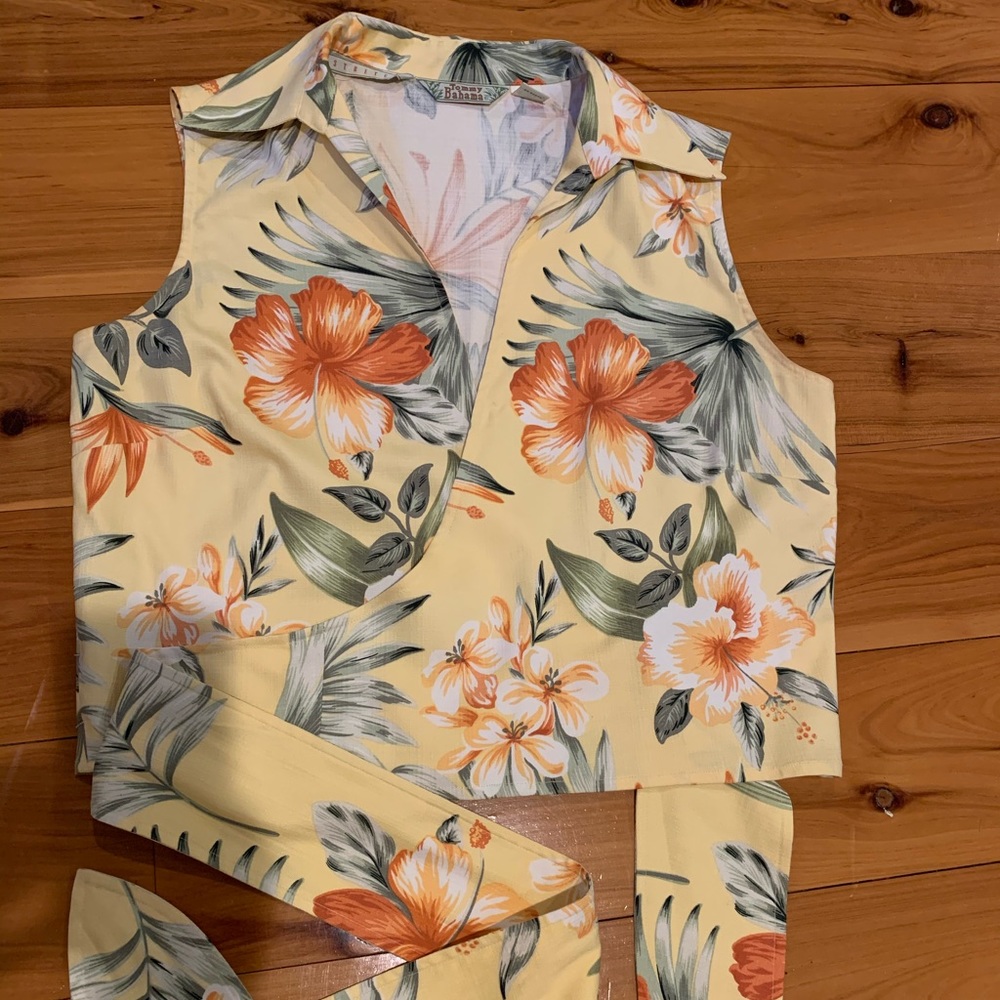 🌴SILK Tommy Bahama Crop Wrap Blouse